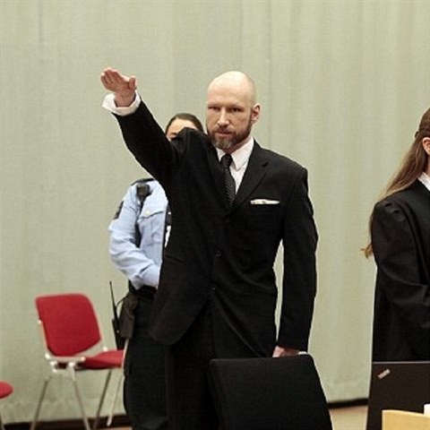 Breivik se svm chovnm oteven vysmv justici.