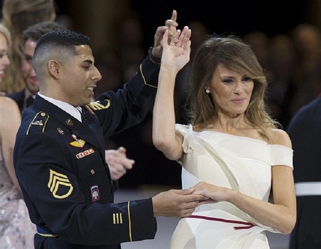 Americká první dáma Melania Trumpová se zúastnila armádního plesu na poest...