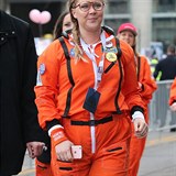 Komika Amy Schumer v obleku NASA.