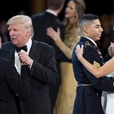 Nejen Melania Trumpov si zatanila s vojkem. I jej manel vyzval k tanci...