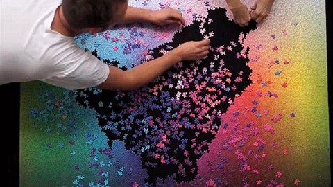 Nejt잚í puzzle na svt má pt tisíc dílk, kadý má jinou barvu, ale v...