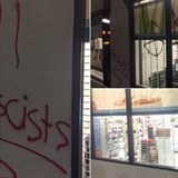 Na zdi univerzity demonstranti nasprejovali npisy, v nich Trumpa a...
