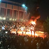 Demonstranti ped univerzitou zapalovali stromy a auta, hzeli kameny do oken a...