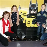 Ma s dvojatyi a s maminkou vyrazila na promtn filmu LEGO Batman.