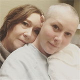 Shannen doprovzela na chemoterapii jej maminka.
