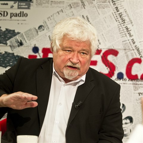 Petr Pithart se vysmíval mé rodině, tvrdí herec a dabér Jan Přeučil.