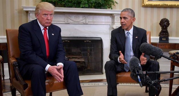 Prezident Donald Trump se svým pedchdcem Barackem Obamou.