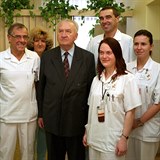 Prezident Kov se nechal vyfotit s personlem nemocnice, kter se o nj...