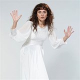 Martha Issov jako Kate Bush.