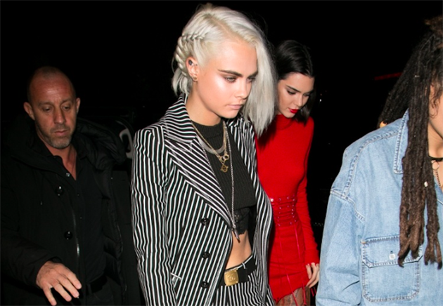 Cara pedvedla nové vlasy na party s Kendall Jenner.