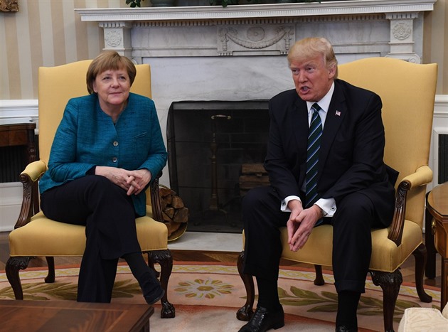 Trumpv drsný výraz mluví za ve! Ruku Angele Merkelové nepodal.