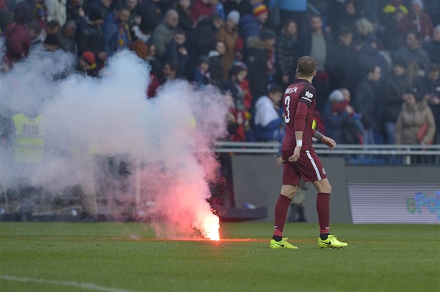 Sparta je v krizi. Fanouci útoí na vlastní fotbalisty, ti hrají velmi patn....