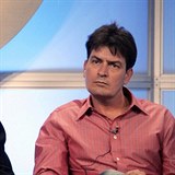 Charlie Sheen na snmku s Chuckem Lorrem, scnristou serilu.