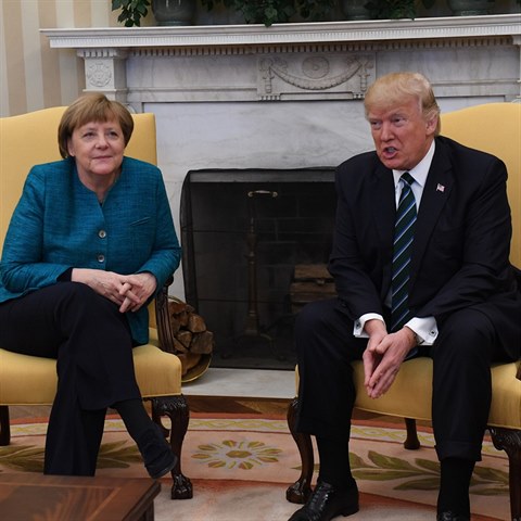 Trumpv drsn vraz mluv za ve! Ruku Angele Merkelov nepodal.