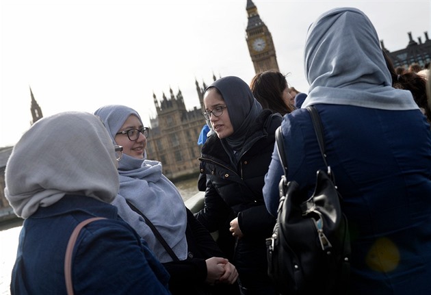 Muslimské eny na Westminsterském most.