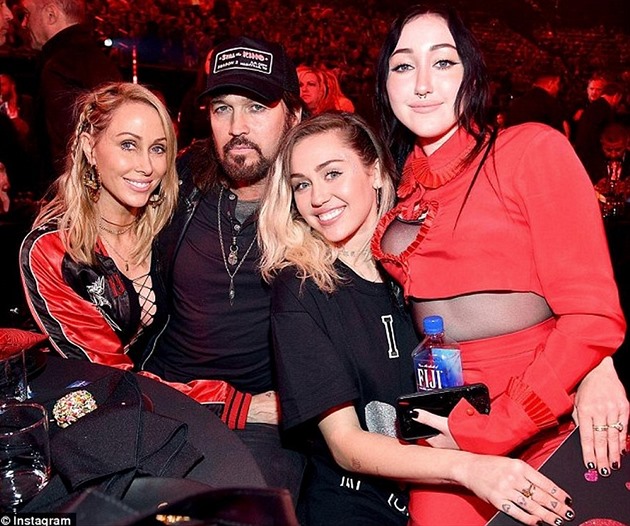 Miley Cyrus s rodinou
