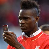 Mario Balotelli bhem angam v anglickm Liverpoolu.