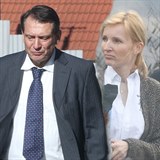 Jiří Paroubek čelil ataku zinscenovanému manželkou Petrou. Jiří Paroubek čelil ataku zinscenovanému manželkou Petrou.