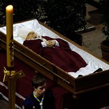 V Katedrle sv. Vta bylo 23. bezna 2017 vystaveno tlo zesnulho kardinla...