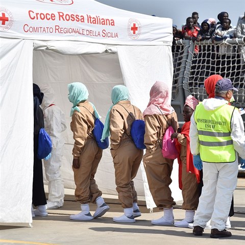 Migranti po pjezdu do Itlie podstupuj povinnou lkaskou prohldku.