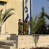Vasil Mohorita pi vyvovn izraelsk vlajky.