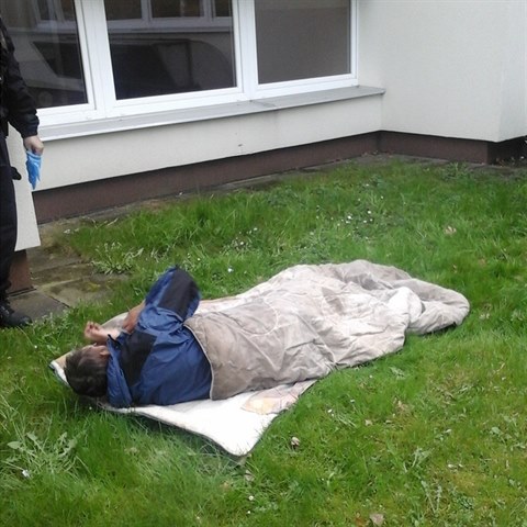 Bezdomovec si ustlal na trvnku ped kolkou.