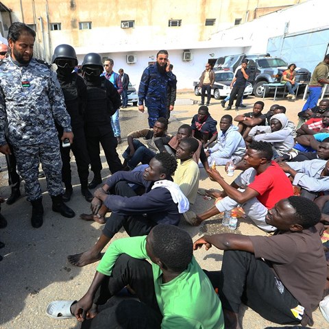 Migranti ze subsaharsk Afriky zadren v Tripolisu