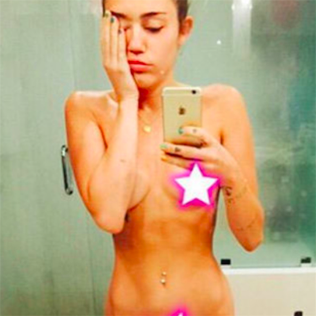 Leaknutá fotka Miley Cyrus.
