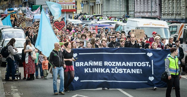 Demonstrace za Kliniku se zúastnilo asi 300 aktivist.