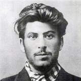 Fotografii mladho Stalina snad neteba pedstavovat.