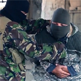 Manul ISIS ukazuje, jak zabjet nmeck policisty noem