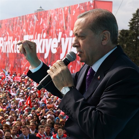 Recep Erdogan v touze po moci ztratil veker zbrany