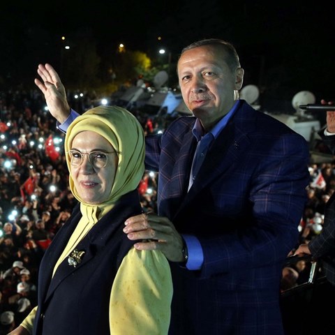 Recep a Emine Erdoganovi mohou slavit. Nyn m Erdogan tm neomezenou moc.
