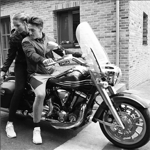 Michal Hrdlika s Karolnou Plkovou na motorce.
