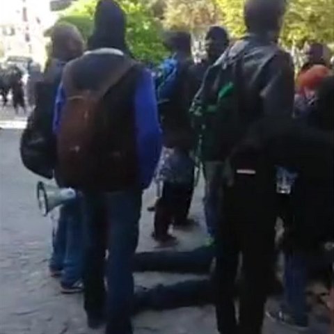 Demonstraci migrant organizovali extrmn levicov aktivist