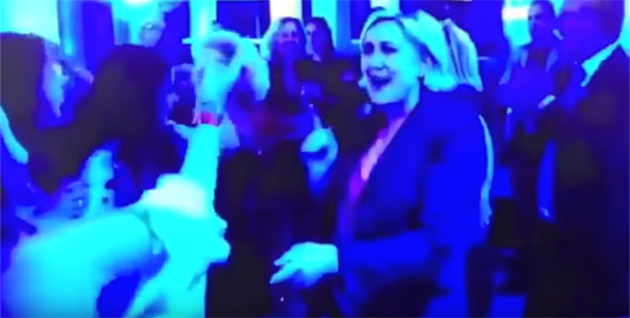 Marine Le Pen si zapaila v klubu.