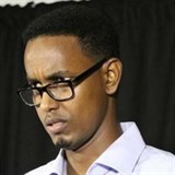 Abbas Abdullahi Sheikh Siraji zemel na sedadle svho auta.