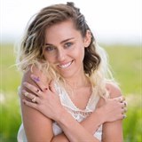 Miley Cyrus si nechala narst vlasy.