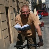 Vniv cyklista a ten Miroslav Vladyka.