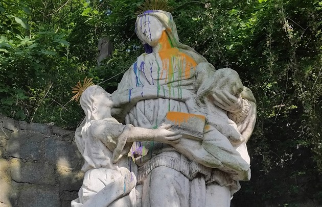 Vandal polil barvami sochu sv. Anny s Pannou Marií v Táboe.