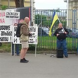 Mu s mikrofonem a ukrajinskou vlajkou na vechny kolemjdouc halekal, e jsou...