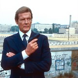 Roger Moore je slavn pedstavitel Jamese Bonda.