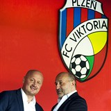 fov plzeskho klubu: editel Adolf dek a majitel Tom Paclk.