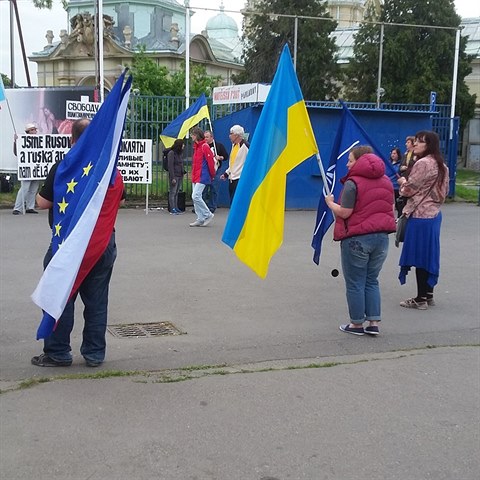 V ulice hanby ped koncertem Alexandrovc bylo nadnesen tak pt demonstrant.