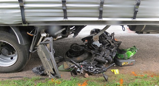 Zcela zniená motorka zstala po nárazu leet pod kamionem.