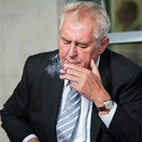 Co by bez milovan cigaretky prezident Milo Zeman dlal?