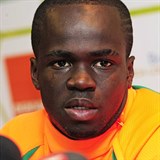 Africk fotbalista Cheik Tiot zemel.