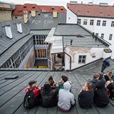 Posledn buii odeli dobrovoln pot, co strvili noc na stee budovy.