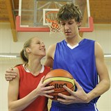 Kateina Elhotov na snmku s basketbalistou Janem Veselm.