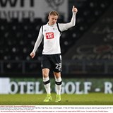 Matj Vydra z Derby County zatm v Anglii spe strd.